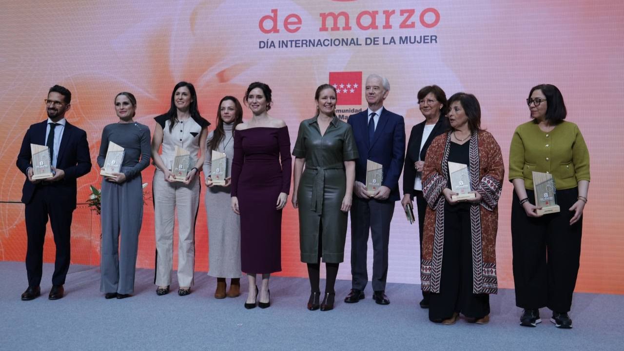 Ayuso junto a las premiadas con los 'Reconocimiento 8M' (Foto: Road Experience Audiovisual)