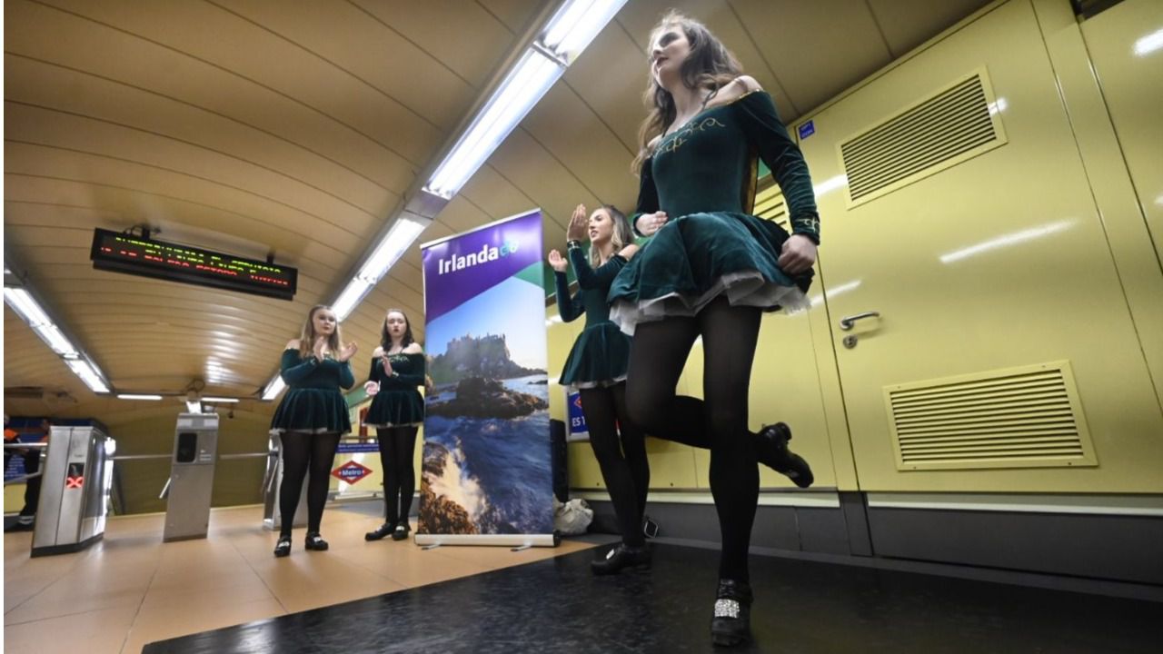 Bailarinas irlandesas en el Metro (Foto: Chema Barroso)