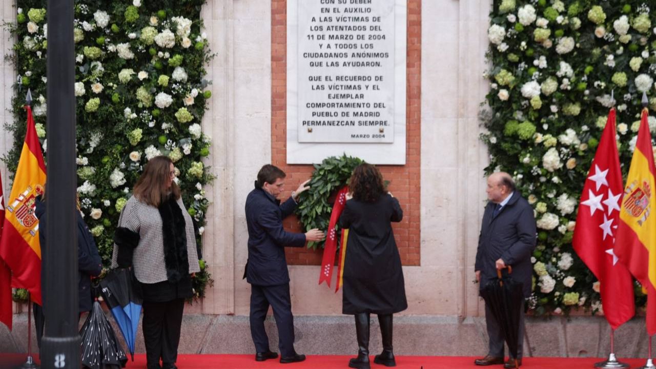 Ayuso y Almeida colocan la corona floral bajo la placa homenaje a las víctimas del 11M (Foto: Road Experience Audiovisual)
