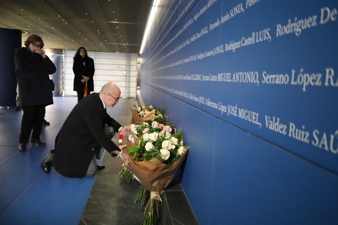 El delegado del Gobierno en Madrid, Francisco Martín, durante la ofrenda floral por el 21 aniversario de los atentados del 11-M (Foto: Delegación del Gobierno en Madrid)