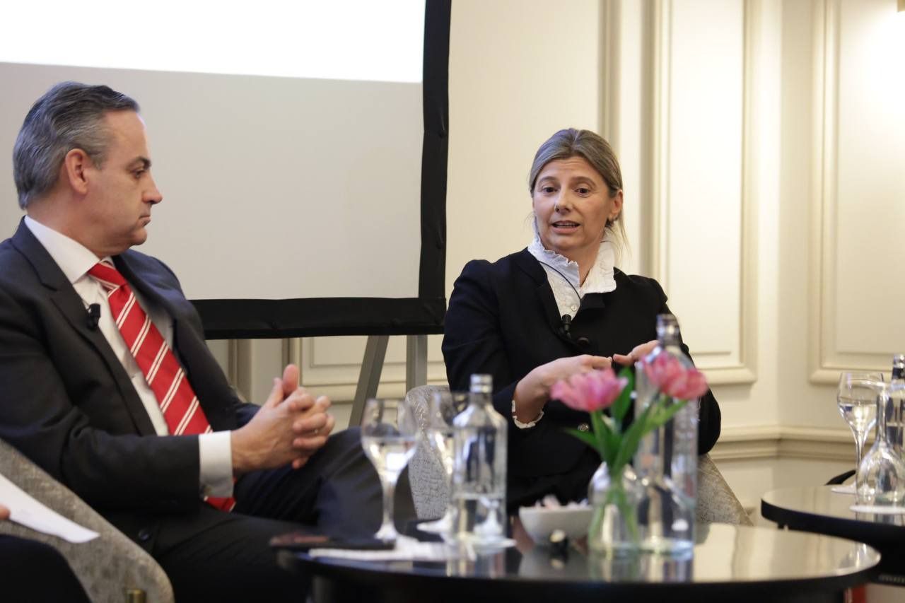 Carlos Madruga, presidente ejecutivo del Grupo Educar, y Ana Caballero, vicepresidenta de la Asociación Europea para la Transición Digital (Foto: Mónica González - Road Experience)