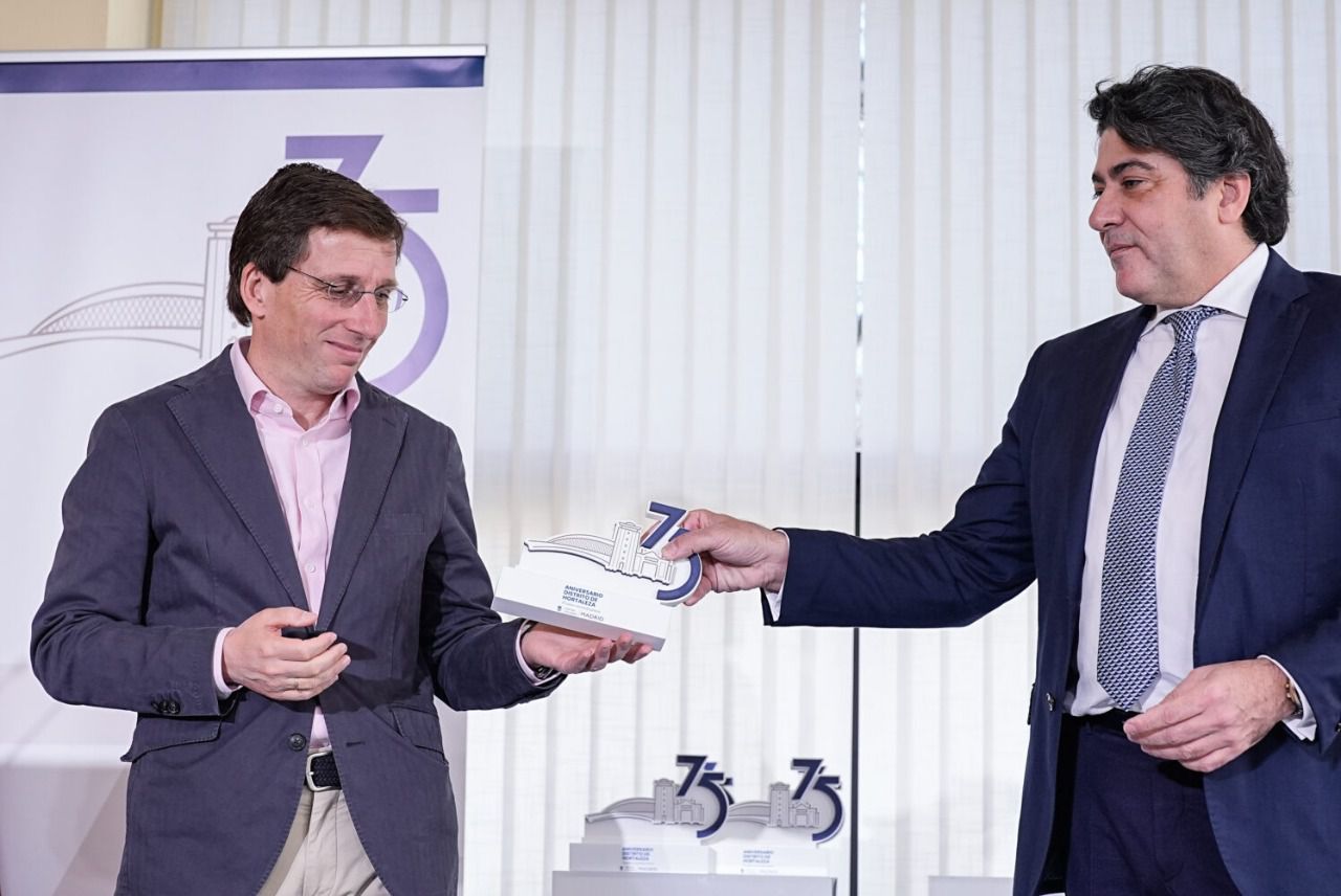 José Luis Martínez-Almeida, con David Pérez en el acto conmemorativo por el 75º aniversario de Hortaleza, celebrado este miércoles (Foto: Ayuntamiento de Madrid)