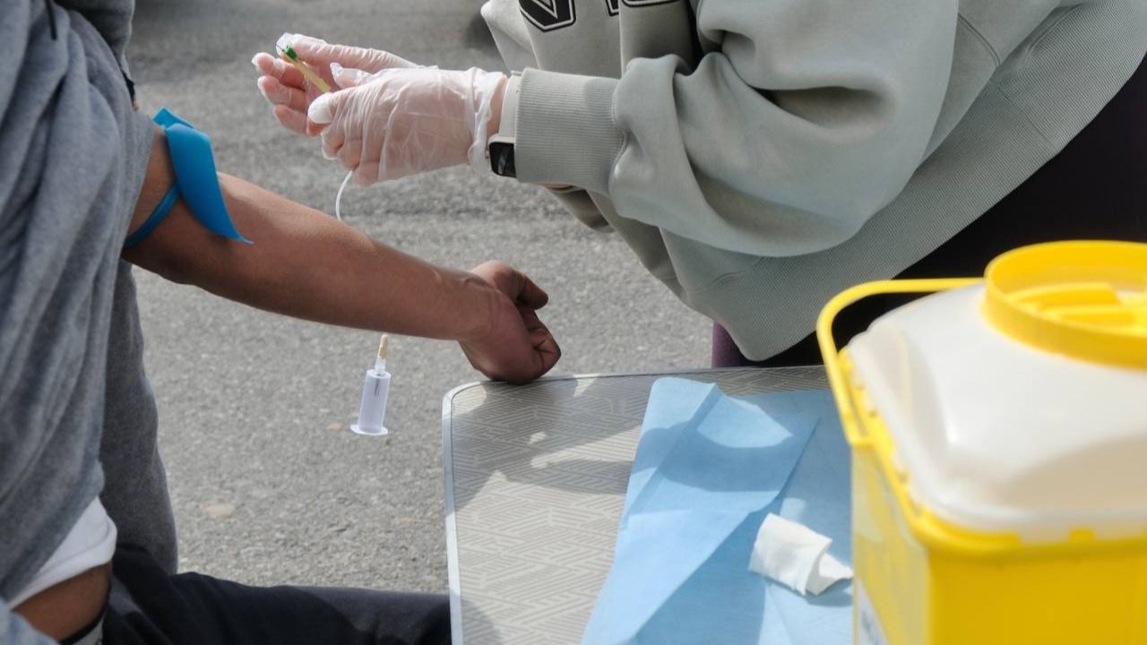 El equipo sanitario haciendo una analítica.