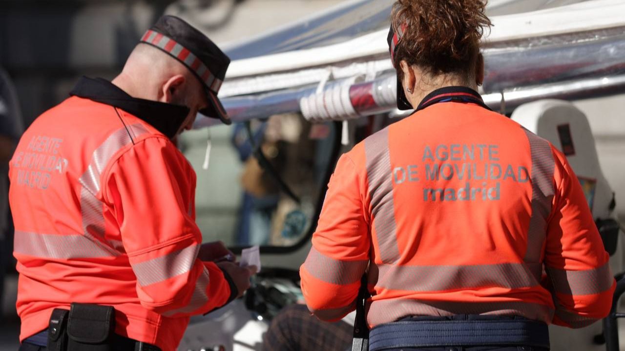 Agentes avisando a un conductor de tuk tuk