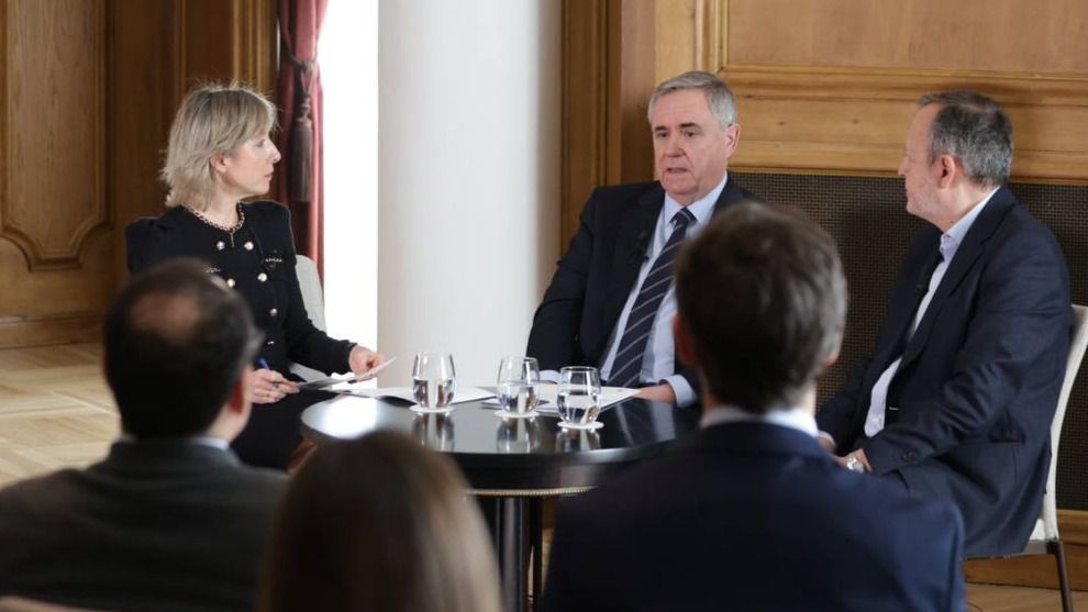 María Cano, directora de Madridiario, modera el debate entre Cristóbal Valderas y Alberto Reyero