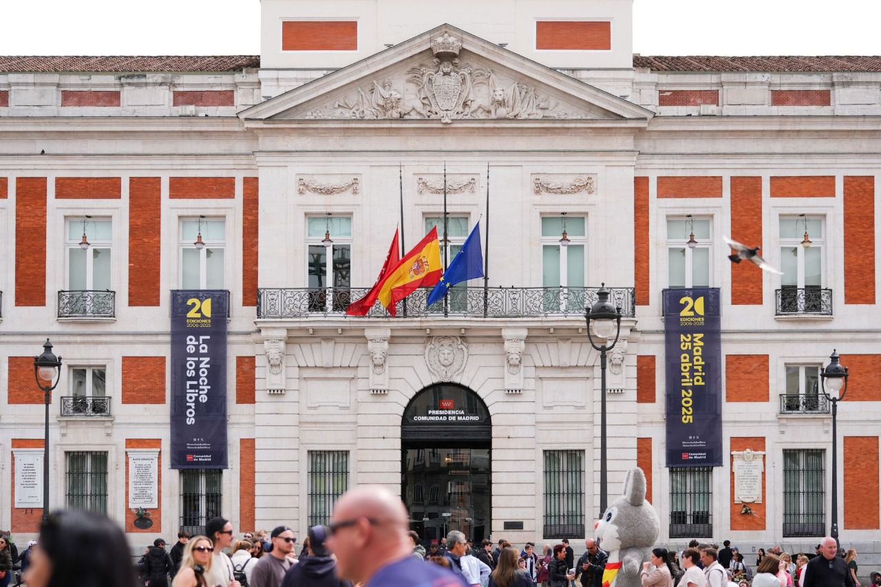 Banderas a media asta en la sede de la Comunidad de Madrid (Foto: Comunidad de Madrid)