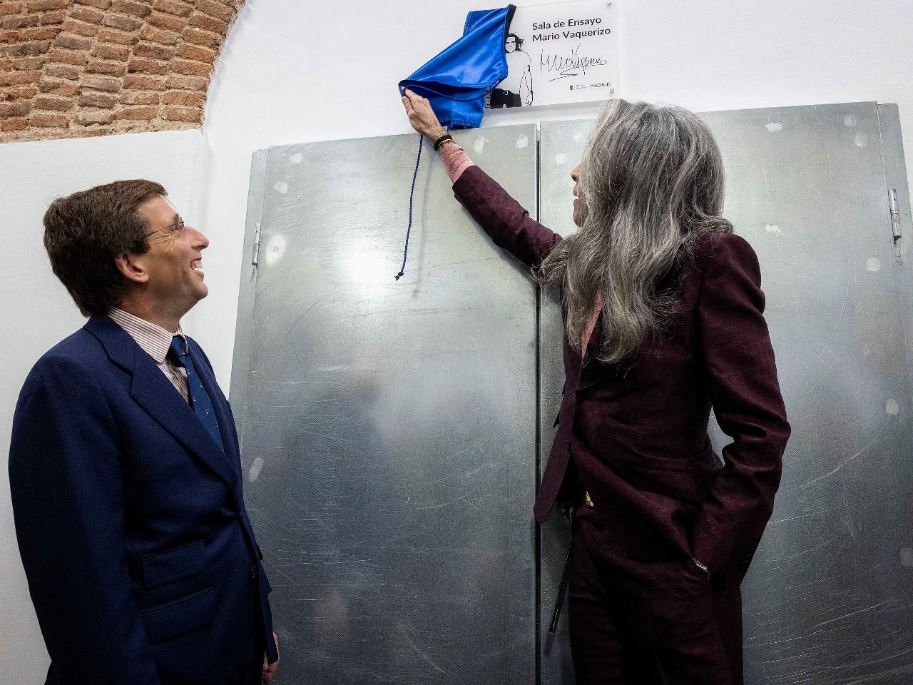 Mario Vaquerizo descubriendo la placa.