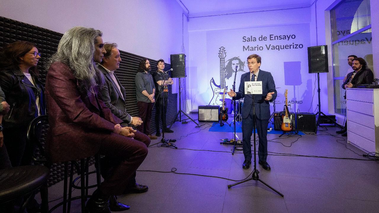 Martínez-Almeida inaugurando la sala Mario Vaquerizo