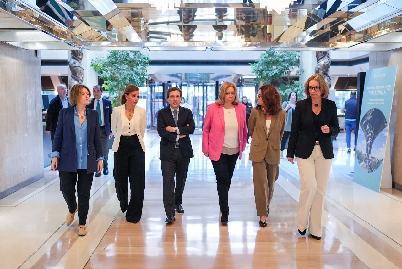 Miembros de la corporación municipal acudiendo al foro.