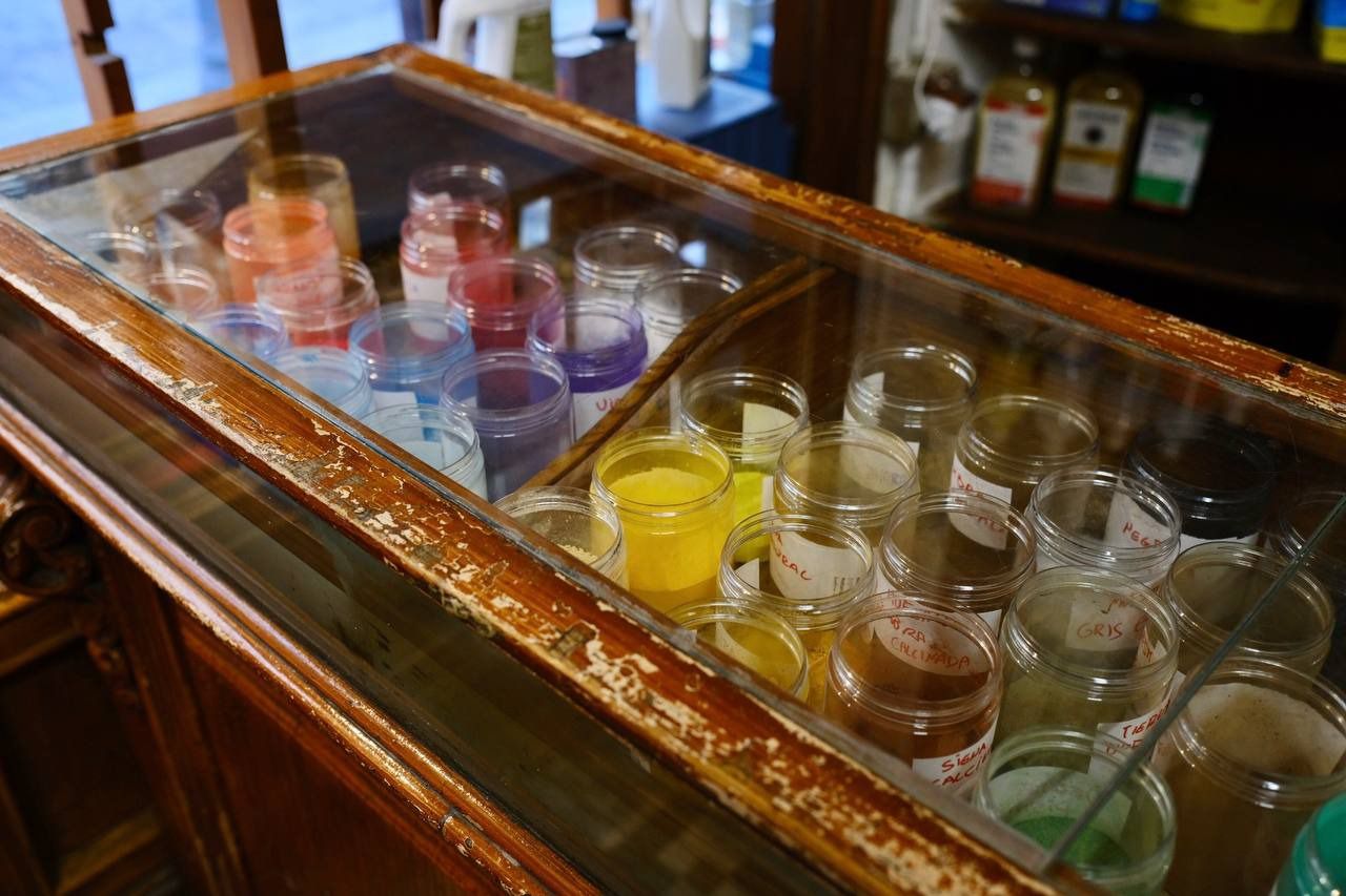 Mostrador de pigmentos en la Droguería Riesgo (Foto: María Vera - Road Experience)