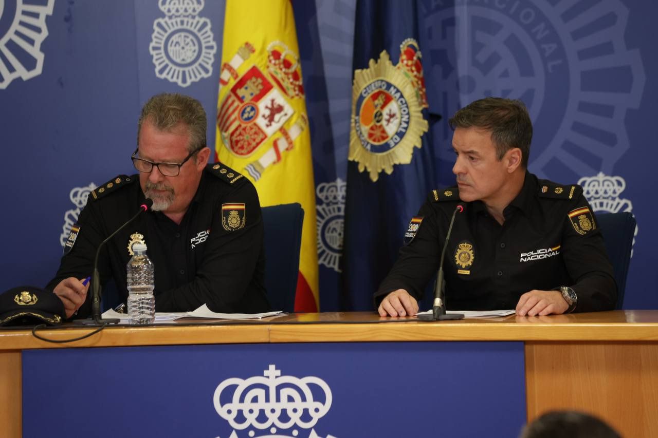 Vicente Martínez y Marcos López de la Comisaría General de Información de la Policía Nacional durante la rueda de prensa de esta mañana