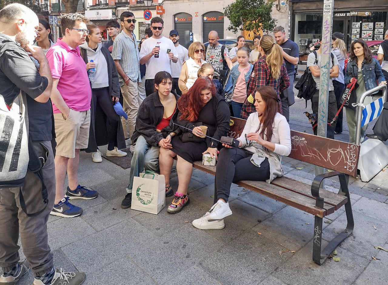 Vecinos de Cascorro escuchan las noticias en un transistor (Foto: Antonio Castro)