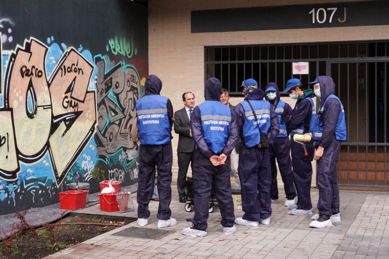 Borja Carabante conversa con los grafiteros que conmutan su multa en la Plaza de Juan Muñoz (Ayuntamiento de Madrid)