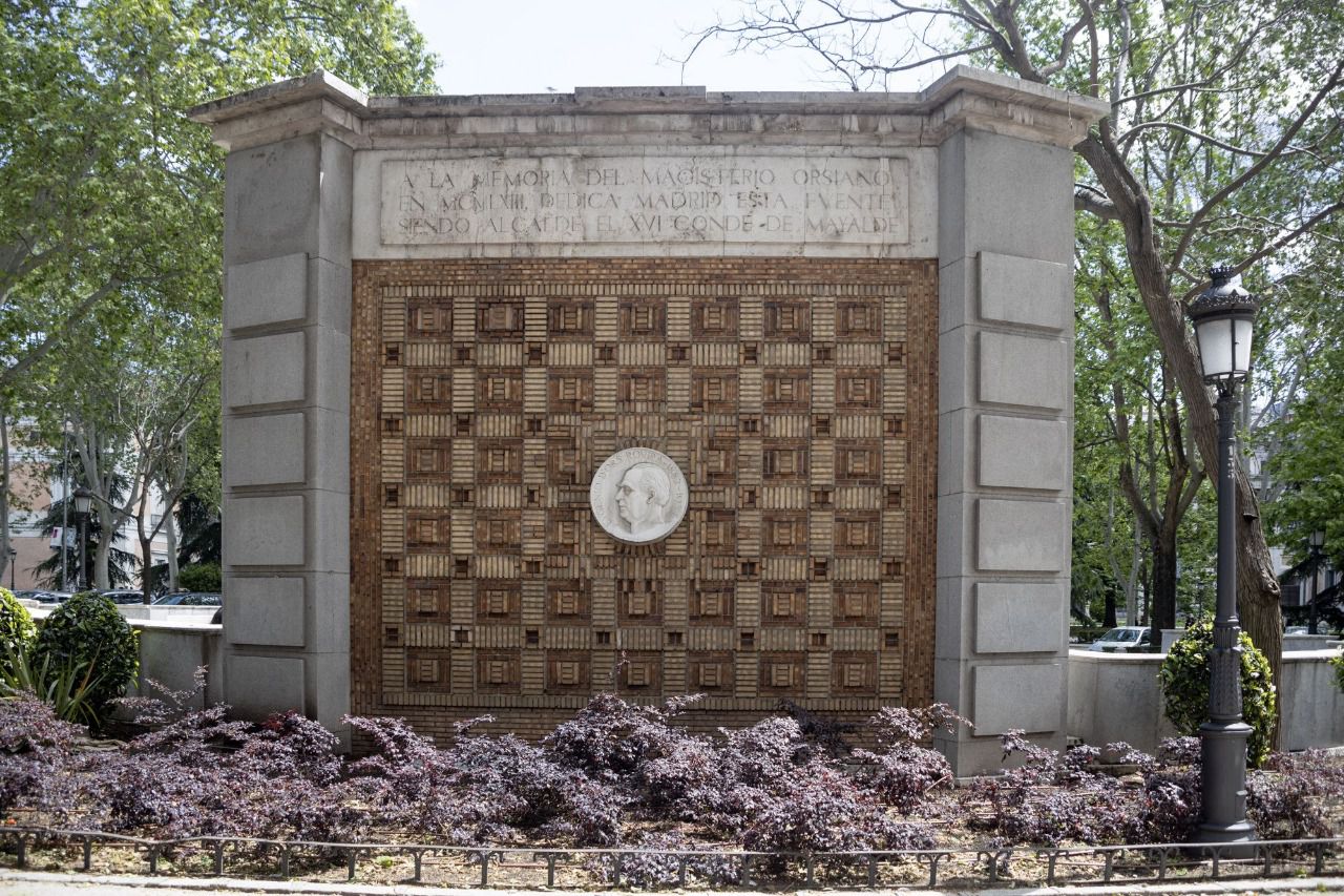 Parte trasera del monumento a Eugenio d'Ors (Foto: Antonio Castro)