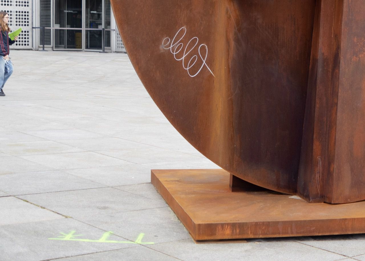 El Hermes de Canogar atacado por los grafiteros (Foto: Antonio Castro)