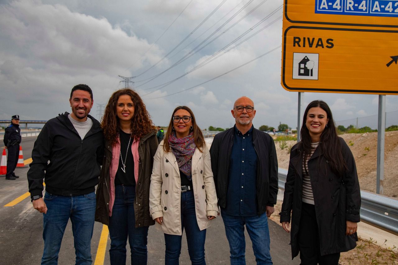 Alcaldesa y concejales en la apertura del ramal (Foto: paco mariscal - Ayuntamiento de Rivas-Vaciamadrid)