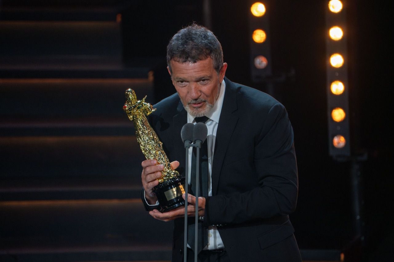 Antonio Banderas con su Premio Talía (Foto: Academia de las Artes Escénicas)