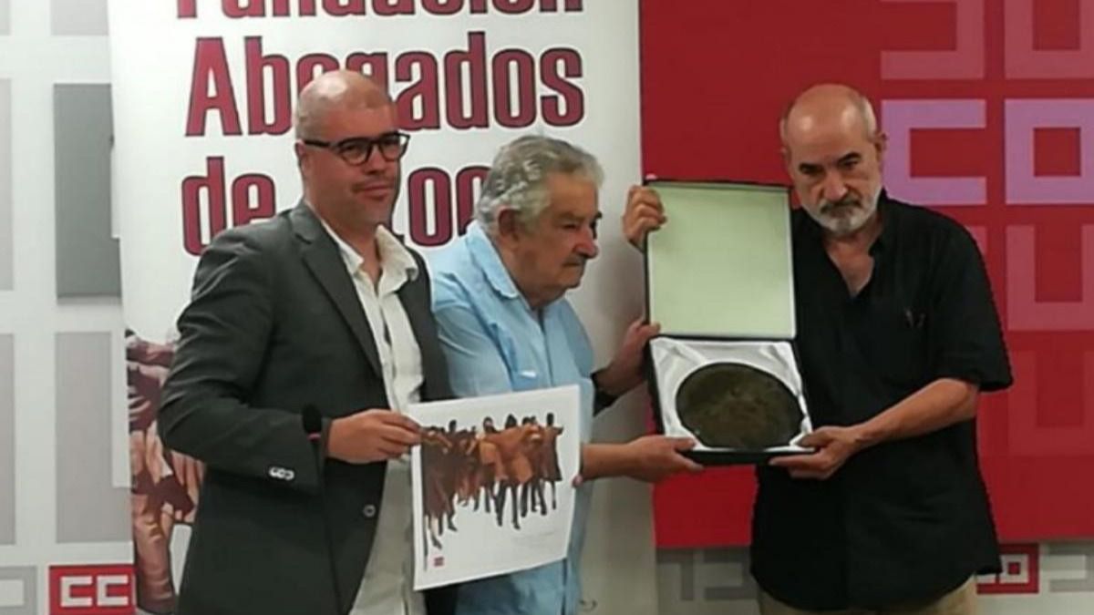 Premio Abogados de Atocha. Unai Sordo y Alejandro Ruiz-Huerta entregan el premio a Pepe Mujica