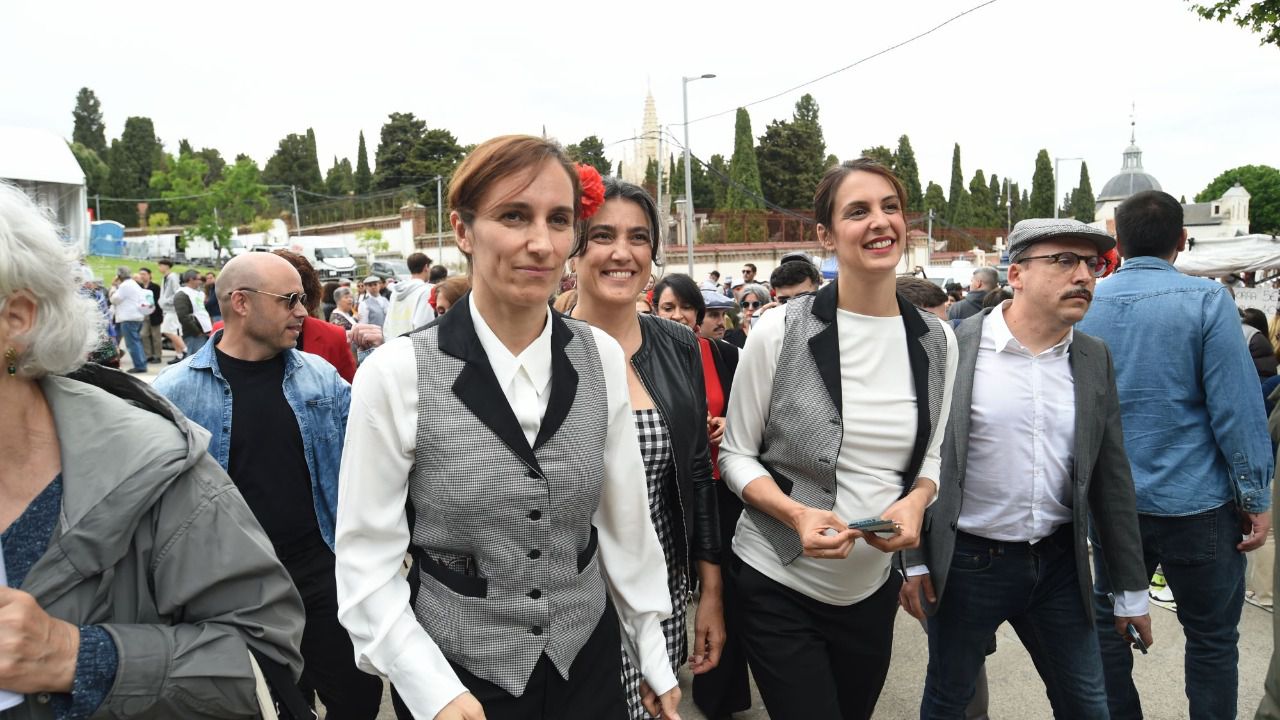La ministra de Sanidad, Mónica García; la portavoz de Más Madrid en la Asamblea, Manuela Bergerot, y la portavoz de Más Madrid en el Ayuntamiento de Madrid, Rita Maestre, en la pradera de San Isidro