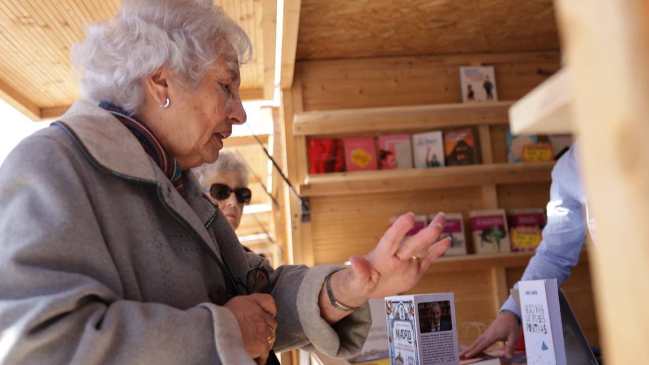 Usuaria del Servicio de Ayuda a Domicilio en la Feria del Libro de Arganzuela