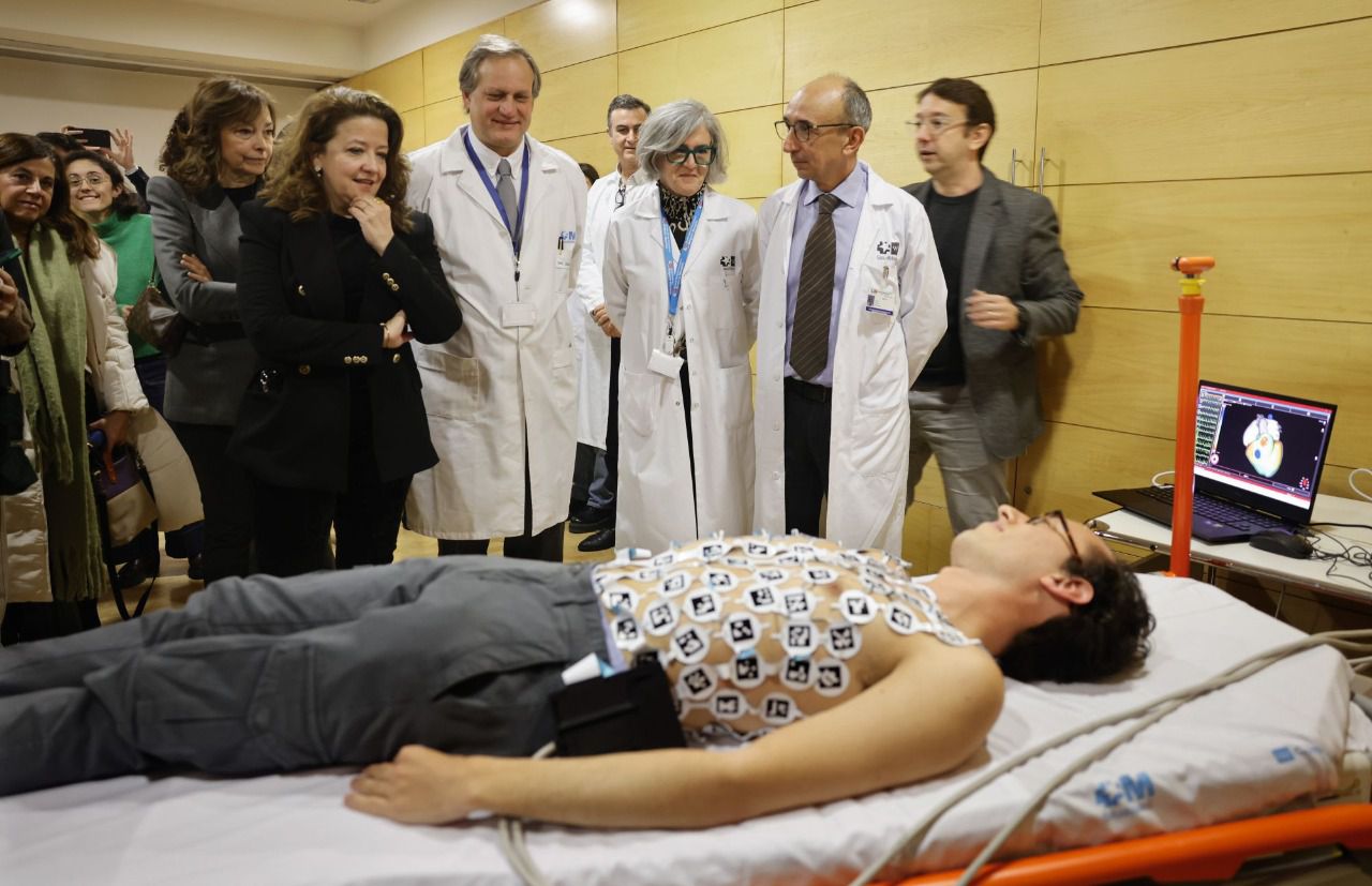 La consejera de Sanidad, Fátima Báñez, comprueba cómo funciona el sistema en el hospital Gregorio Marañón (Foto: Comunidad de Madrid)