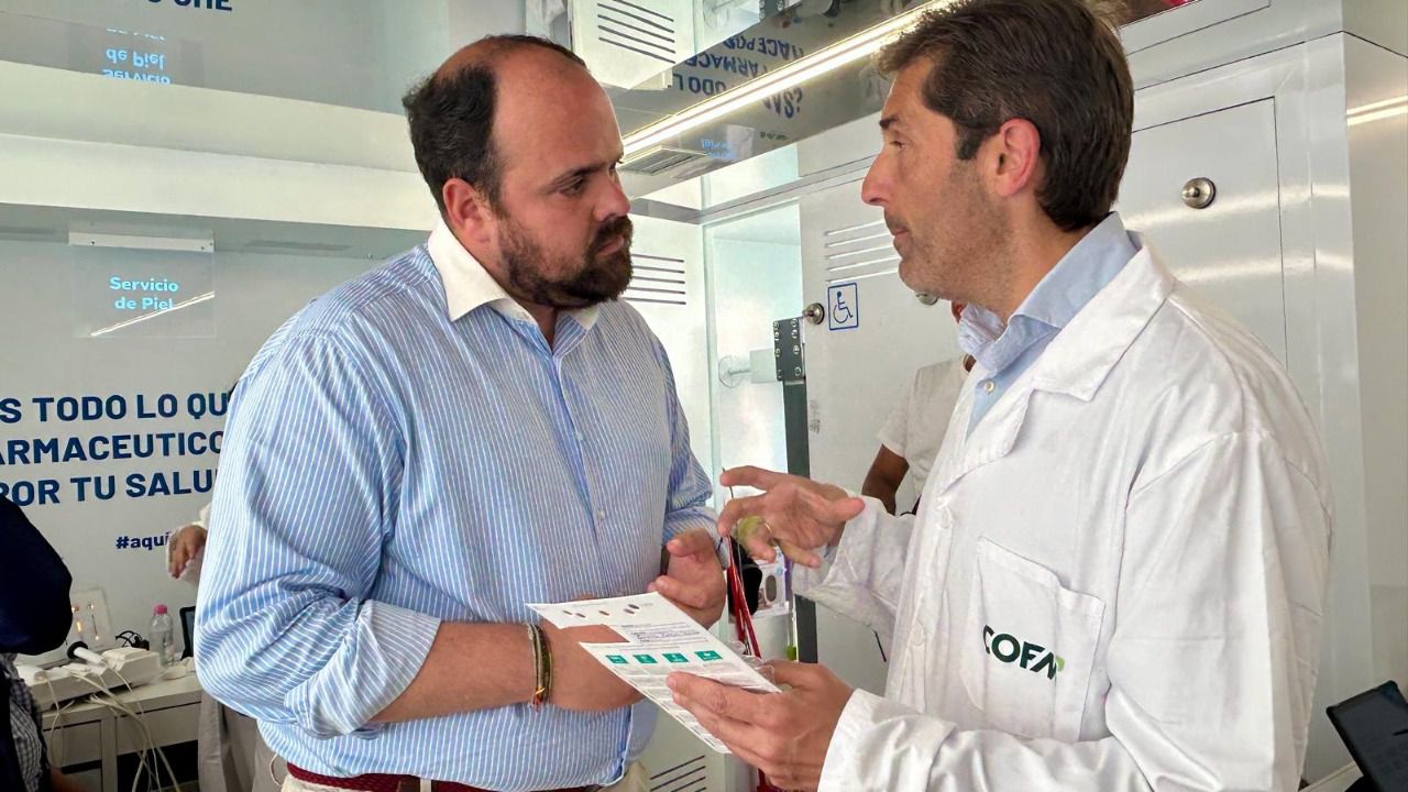 Miguel Gómez Herrero, alcalde del Ayuntamiento de Aranjuez; y José Manuel Becerra, vocal de Titulares de Oficinas de Farmacia del COFM