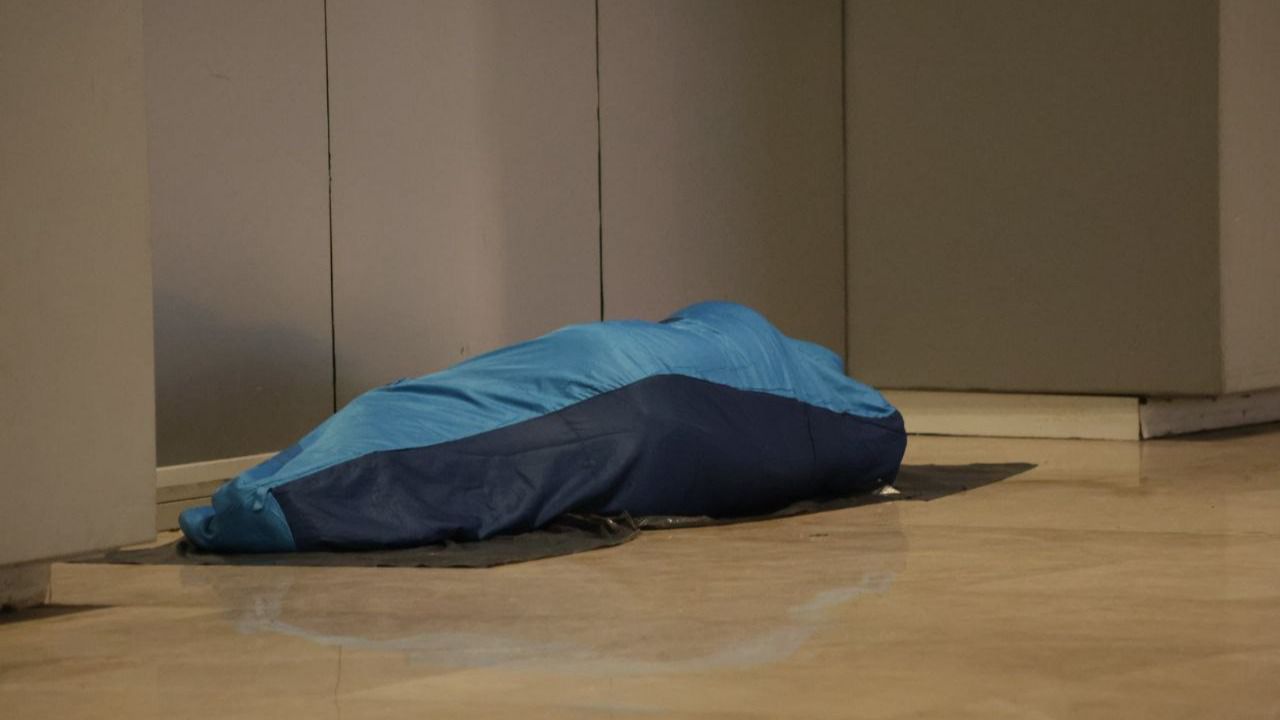 Personas durmiendo en el aeropuerto. 