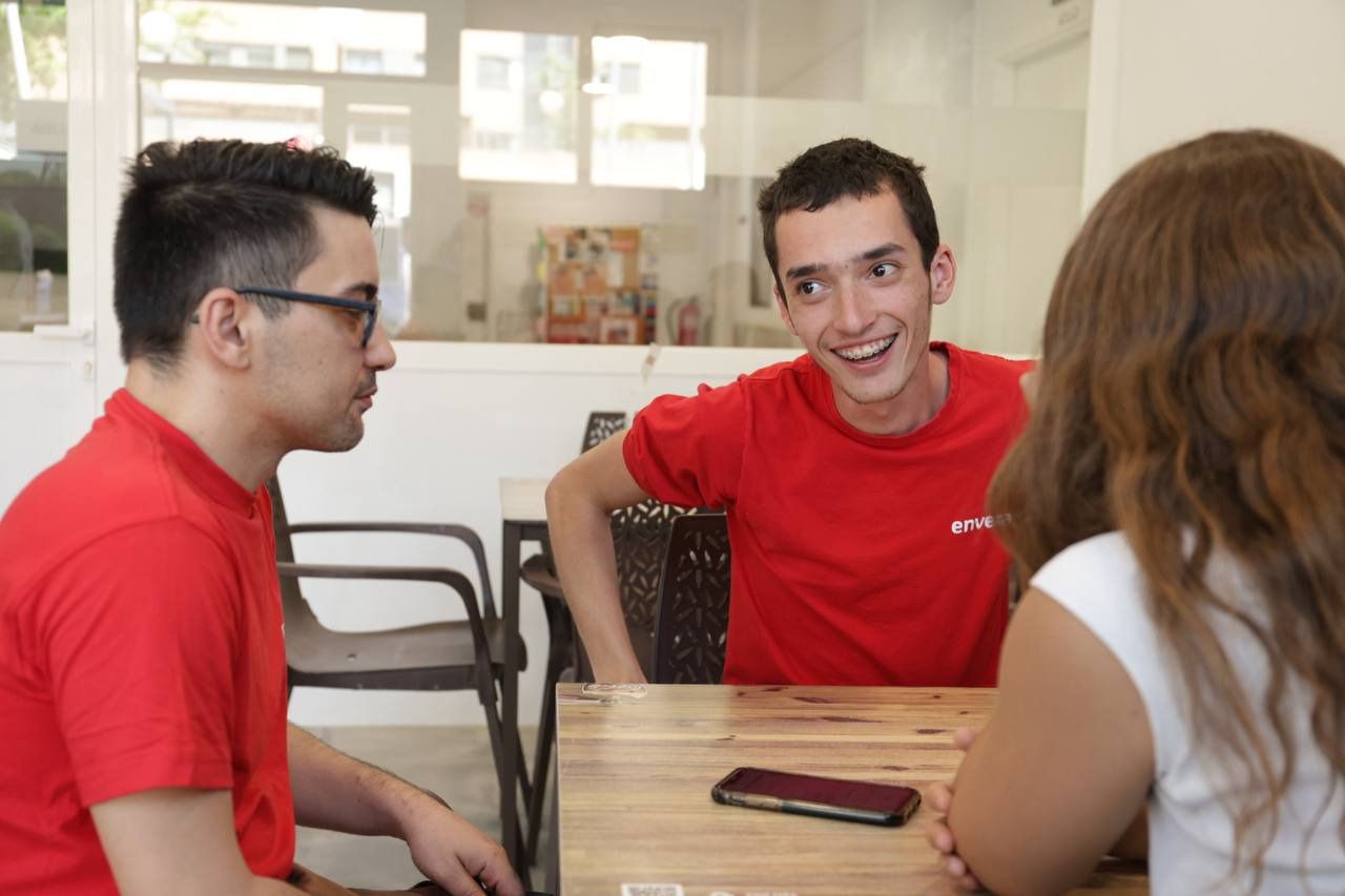 David y Dani en la cafetería Envera Gastro en el centro cultural Gloria Fuertes