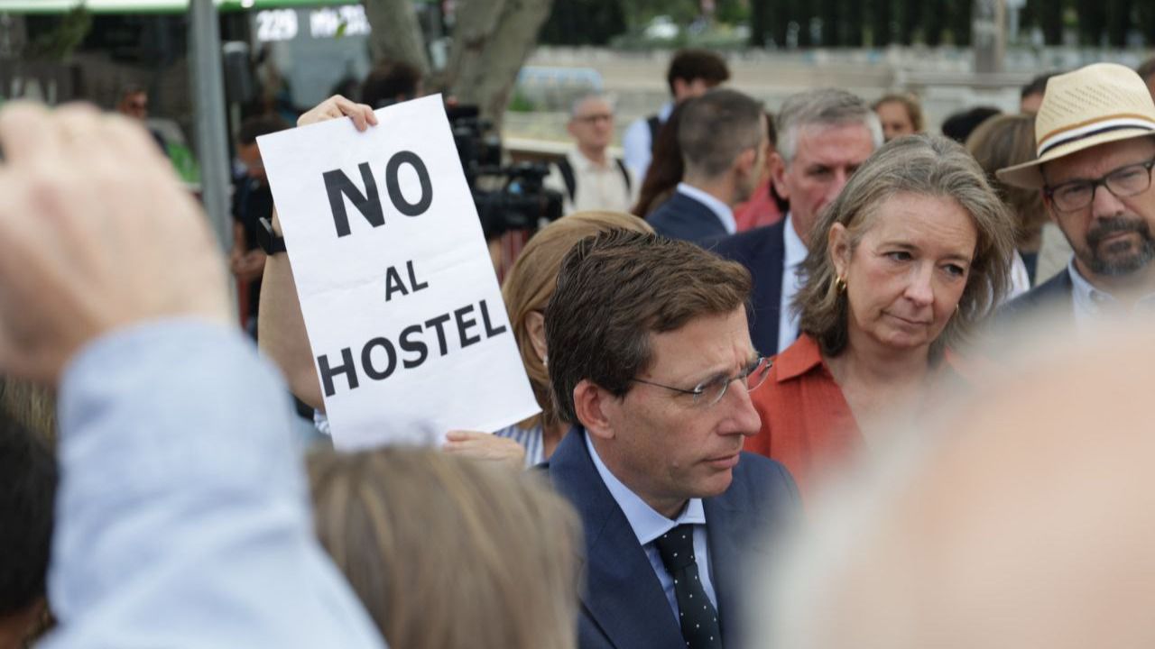 Protesta vecinal por la apertura de un hostel en el Parque de las Avenidas. José Ant. Velasco - Road Experience Audiovisual