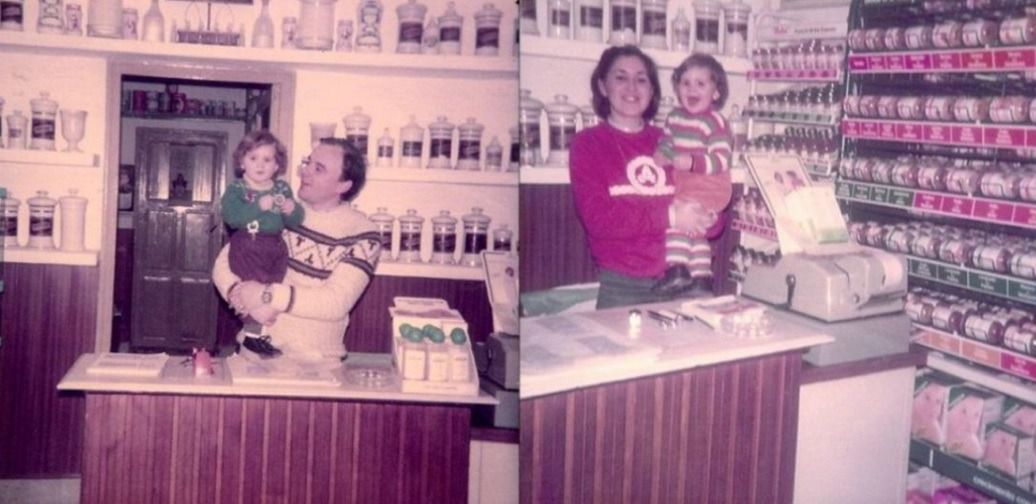Boticaria García con sus padres en la farmacia familiar (Foto: Boticaria García)