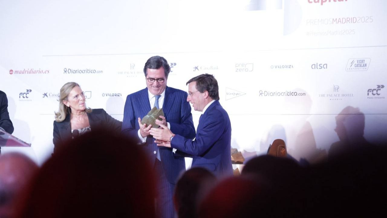 Garamendi recoge el premio de las manos del alcalde de Madrid