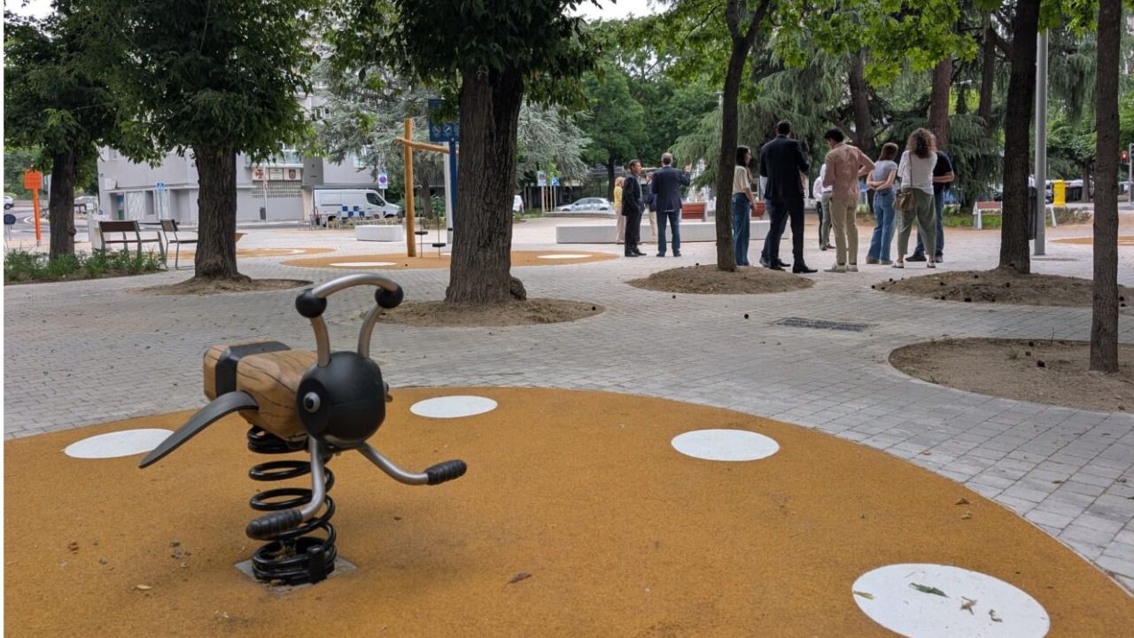 Juegos infantiles en la Plaza San Pol de Mar.