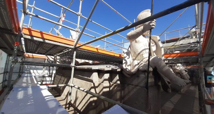 La Puerta de Álcala durante su restauración
