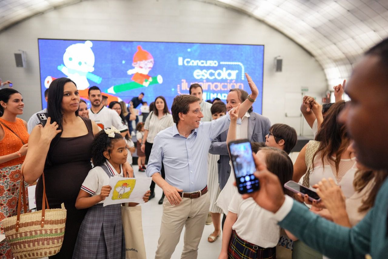 El alcalde saluda a los niños participantes en el concurso (Foto: Ayuntamiento de Madrid)