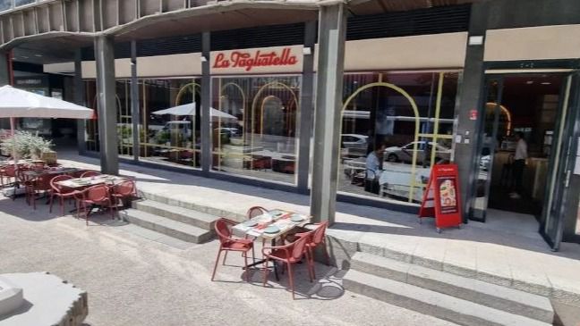 Escaleras en las puertas de un establecimiento. 