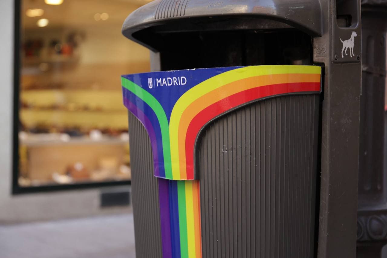 Los colores de la bandera LGTBIQ+ en una papelera de la zona de Chueca (Foto: Mónica González - Road Experience Audiovisual)