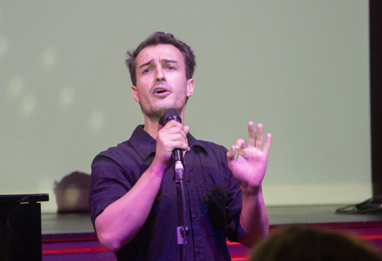 El actor Manuel Pico, al frente de su banda, amenizando la presentación. (Foto: Antonio Castro)