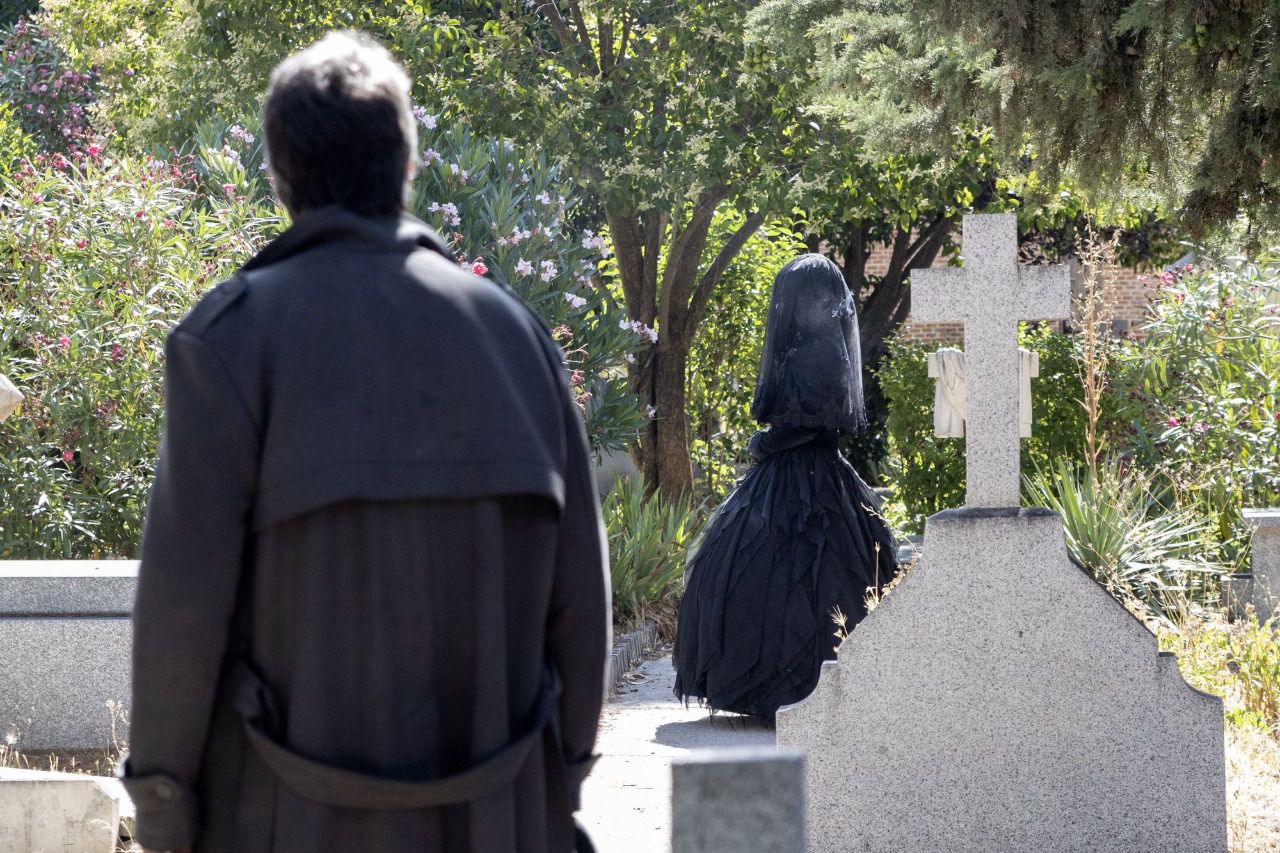 La mujer de negro. Cementerio Británico. (Foto: Antonio Castro)