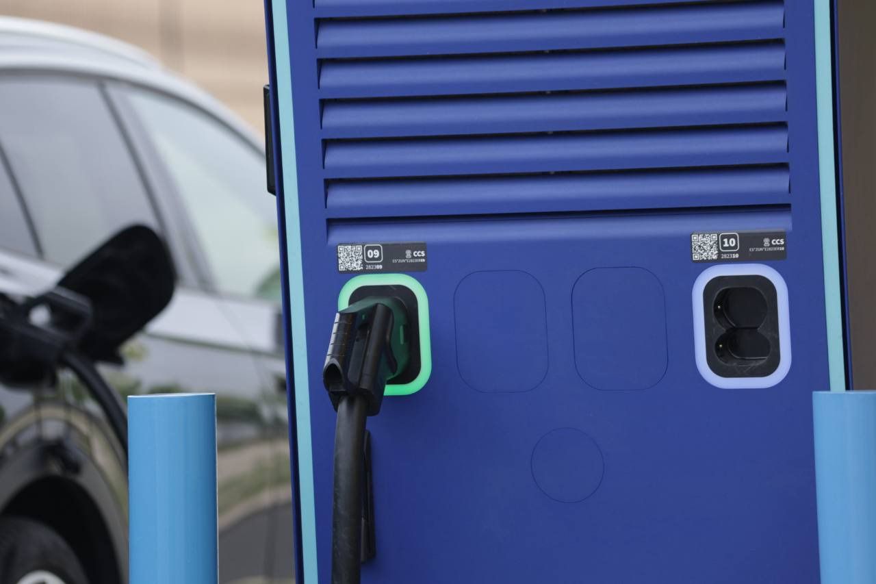 Conectores en la estación de carga ultrarrápida de Zunder (Foto: Mónica González - Road Experience Audiovisual)