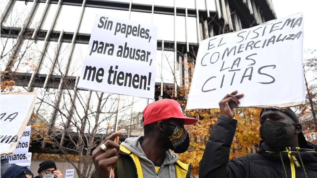 Migrantes protestando frente a la Delegación del Gobierno de Madrid (Foto: Chema Barroso)