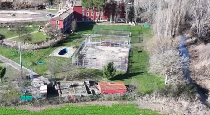 Vista aérea del complejo (Foto: Vídeo promocional publicado por Subastas Legal Auctions)