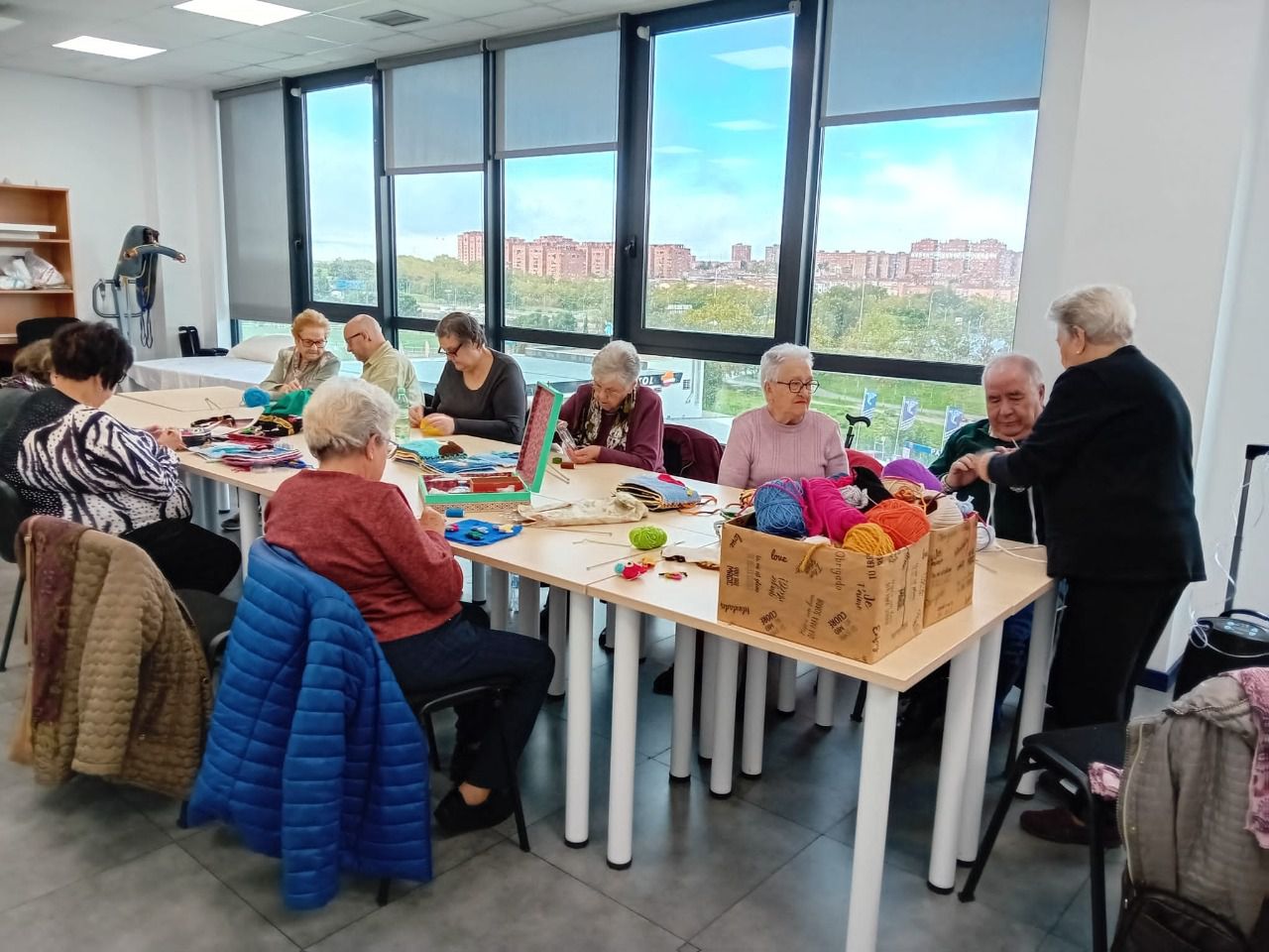 Los usuarios del SAD de Atende en uno de los talleres de elaboración de los cuentos. (Foto: Clece)