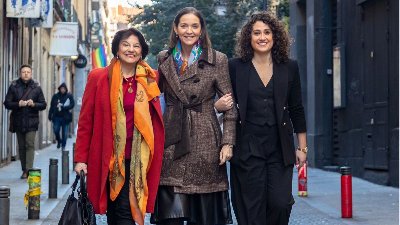 Soledad Murillo junto a Reyes Maroto y Enma López