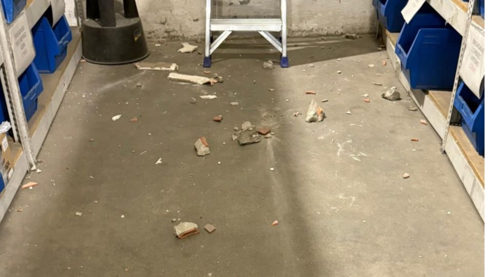 Desprendimiento del techo de una nave en Vallecas