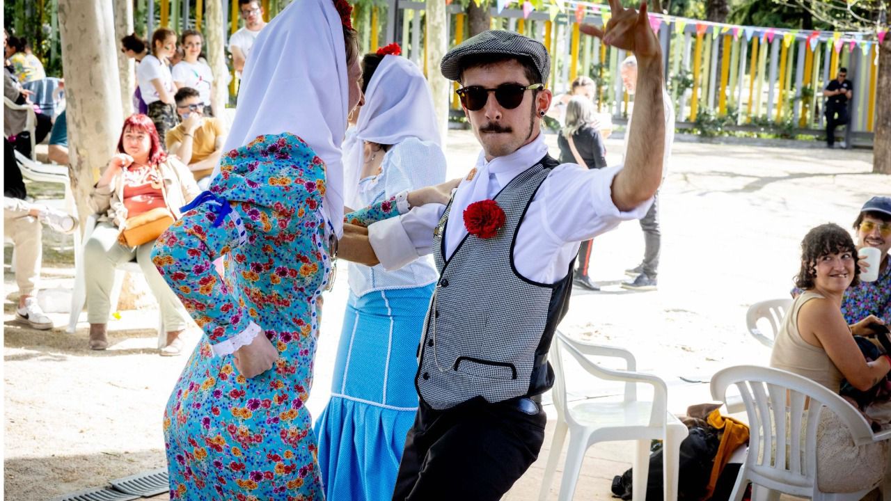 Miembros de la asociación bailando.