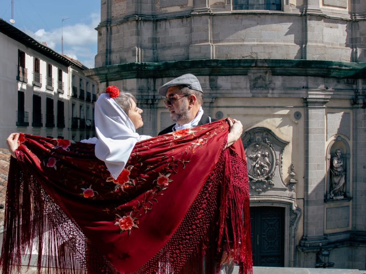 Miembros de la asociación bailando un chotis.