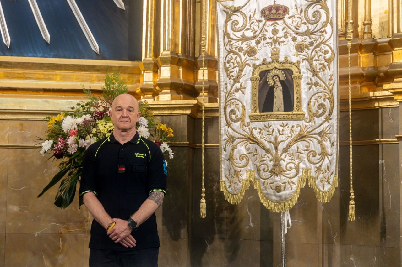 El bombero encargado de bajar este año el cuadro de La Virgen de la Paloma, Manuel Cerrillo (Foto: Ricardo Rubio - Europa Press)