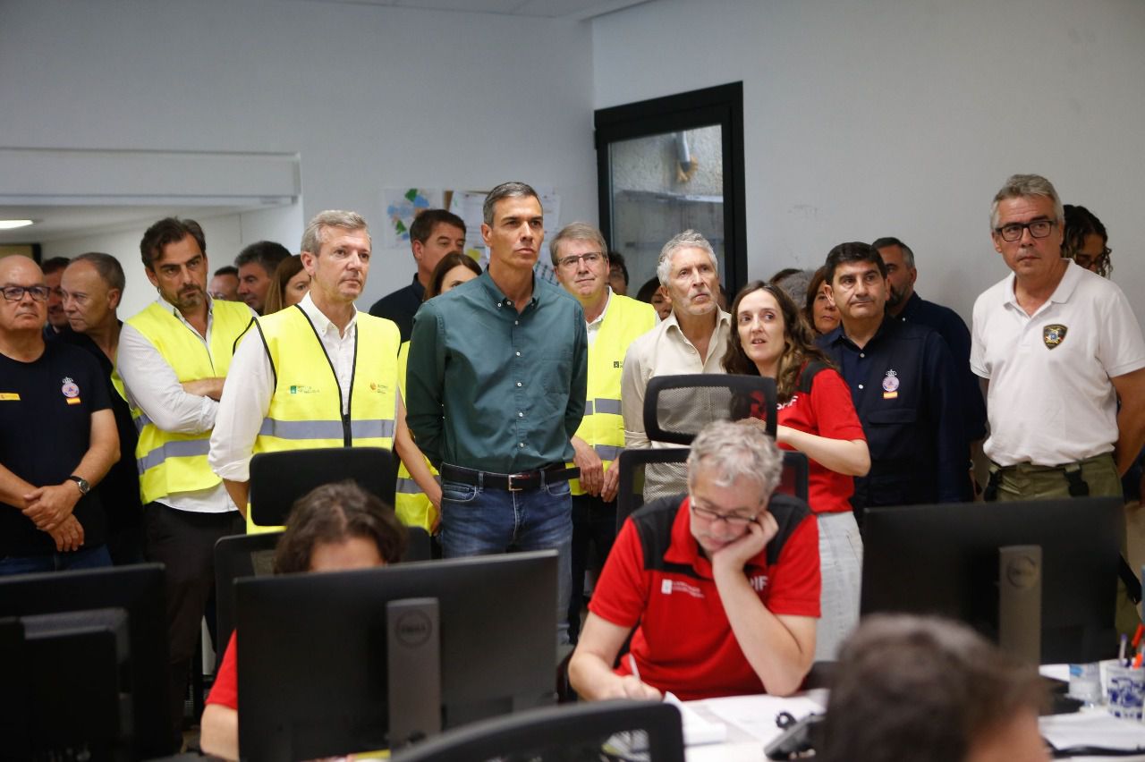 Pedro Sánchez junto al ministro del Interior, Fernando Grande Marlaska; y al presidente de la Xunta de Galicia, Alfonso Rueda