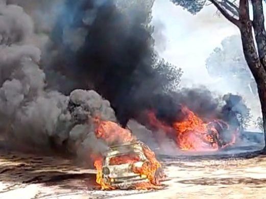 Uno de los vehículos, en llamas