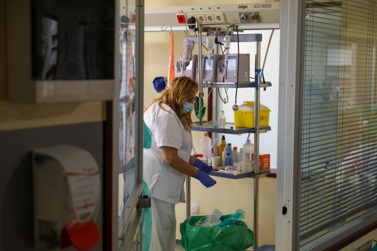 Personal sanitario trabajando en la Unidad de Quemados del Hospital Universitario de Getafe